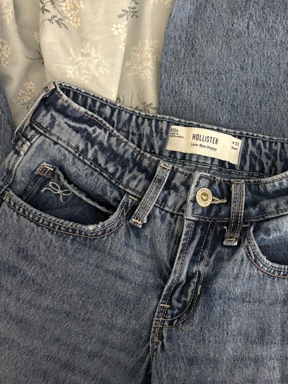 Hollister Medium Blue Low Rise Straight-Leg Jeans with Embroidered Bow Pocket - Picture 3 of 4